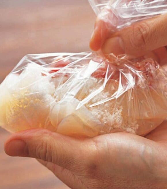 袋にいれてもむ作業