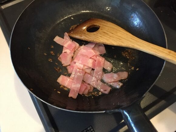 フライパンにベーコンを追加。