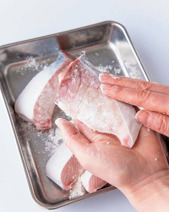 ブリは小麦粉を薄くまぶす