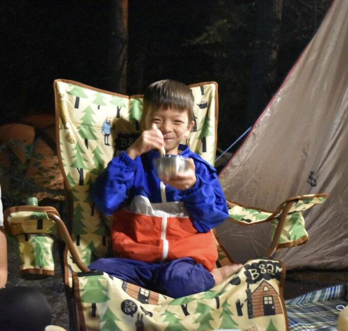 キャンプのイスに座る子ども