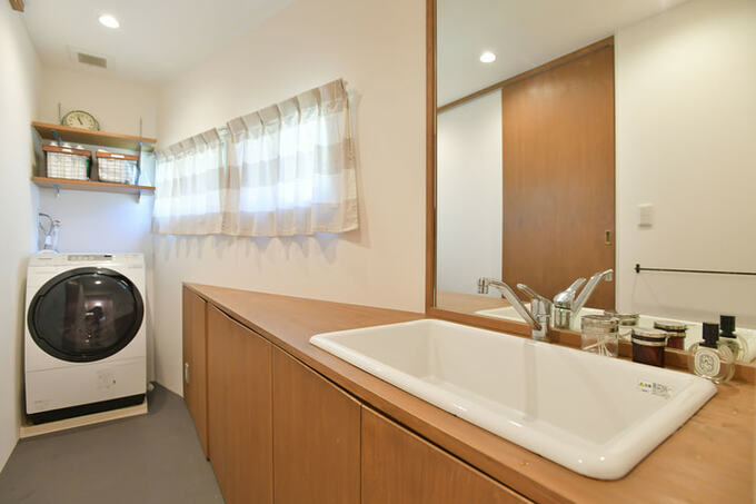 変形カウンターの洗面台