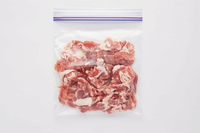 保存袋に豚こま切れ肉
