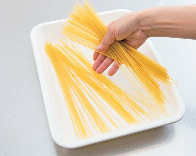パスタを水に漬ける様子