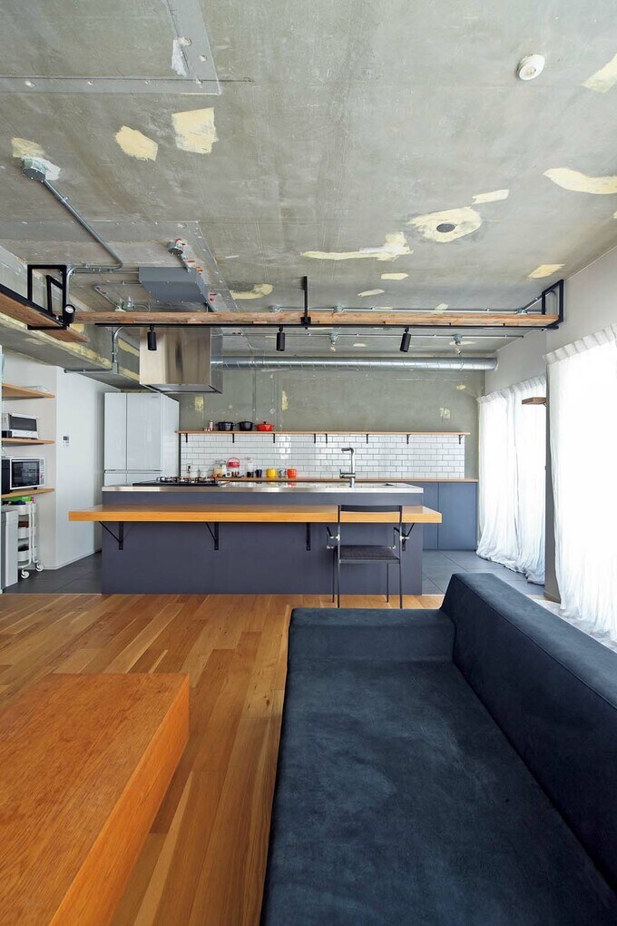 キッチンとソファ