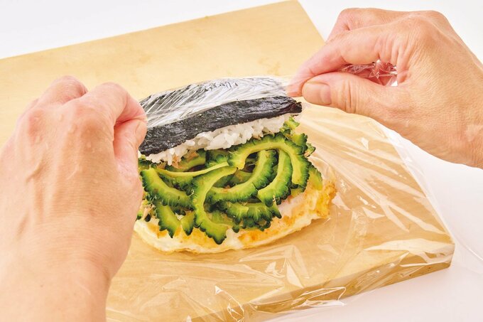 おにぎらずをラップで包むところ