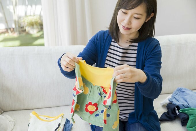 片づけする女性