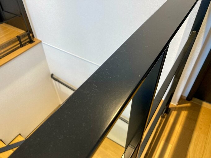 手すりに落ちるホコリ