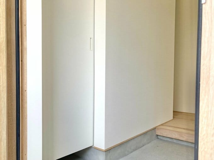 玄関ホールから離れたシューズクローク