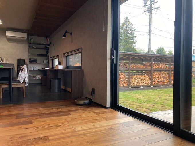 リビングからダイニングを見る