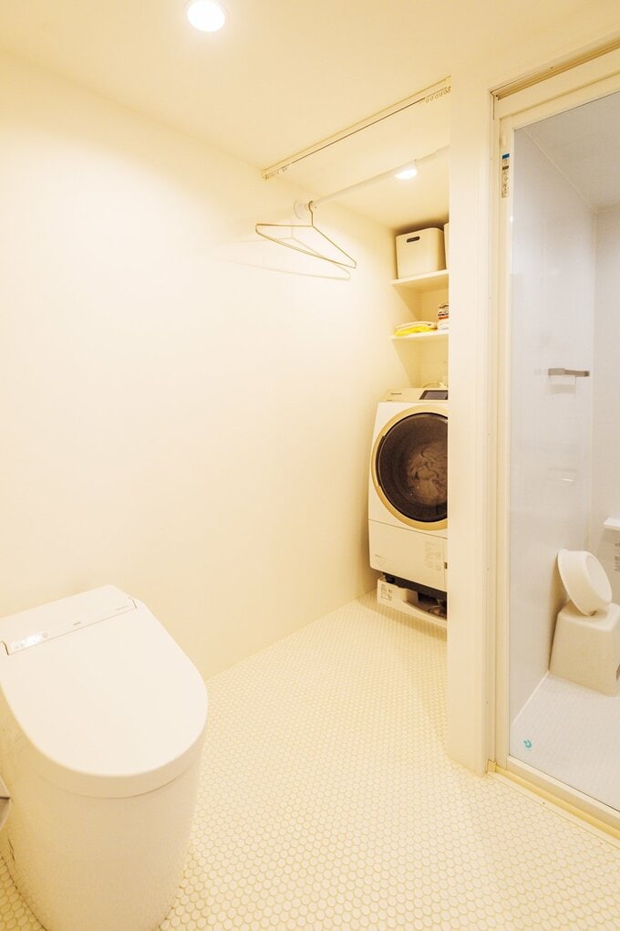 床を全面モザイクタイル貼りにした洗面室