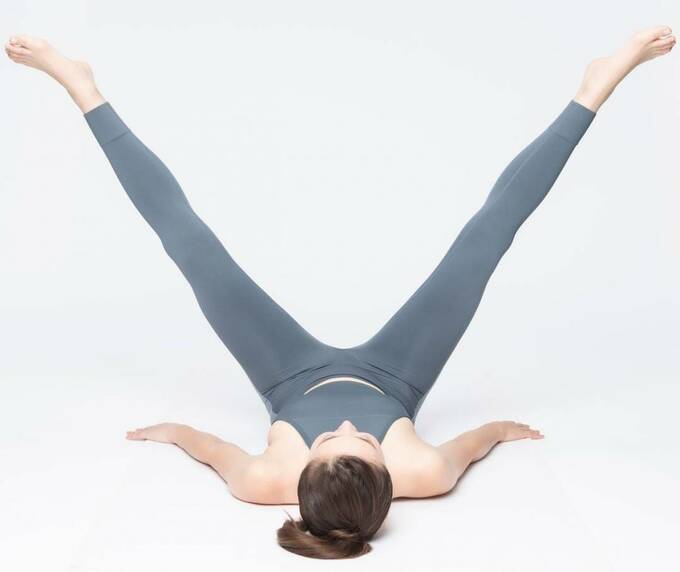 足を広げる女性