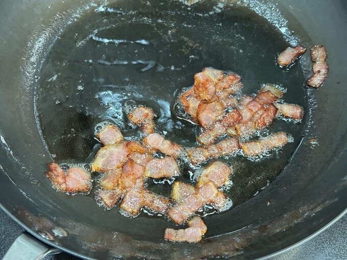 ベーコンを炒める