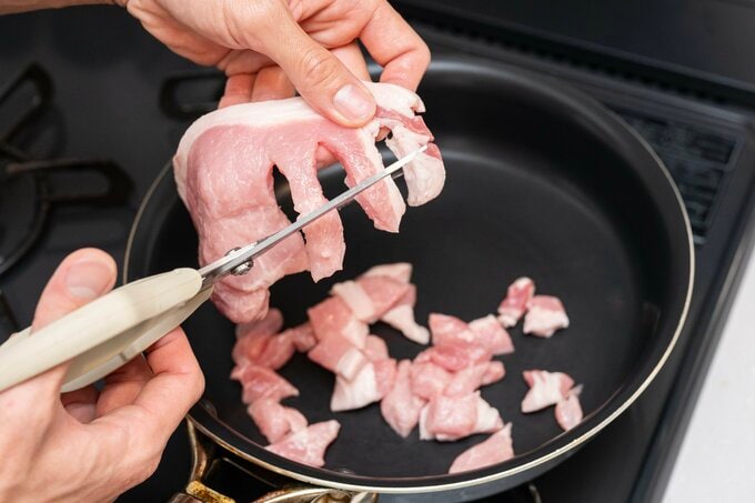 キッチンバサミで肉を切る様子