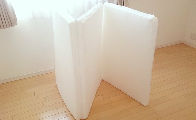 立てたマットレス