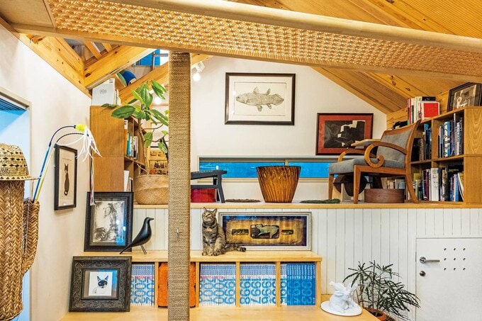 アトリエから段差のつけられた立体的なコーナーを見る