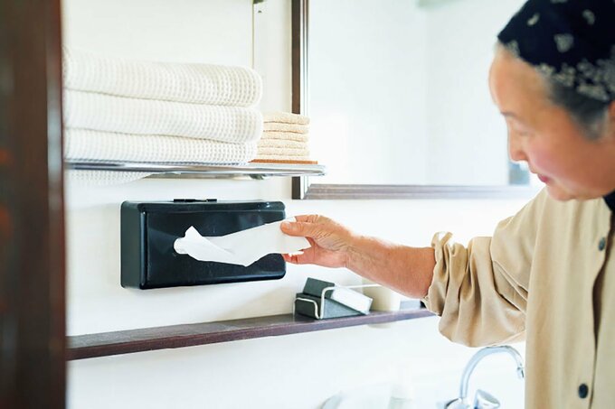 ティッシュと女性