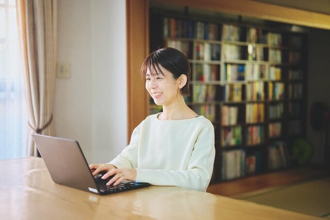 PCを開いている橋本さん