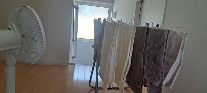 扇風機で洗濯物を乾かしている