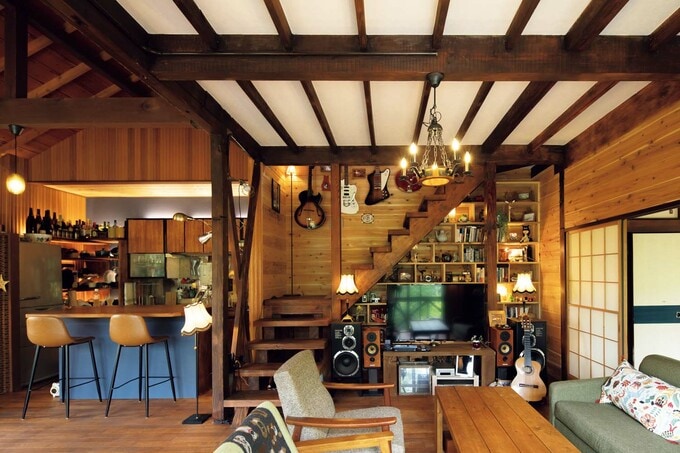 階段と階段下の棚は大工工事で設置