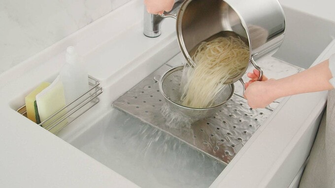 麺類の湯切りもシンクの底に触れず清潔