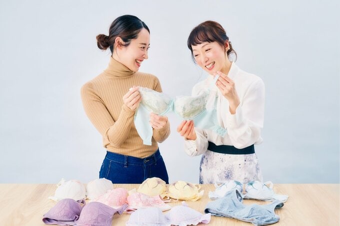 下着選びをする山田さんと湯浅さん