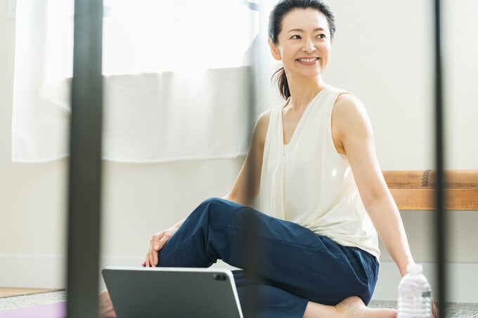 ストレッチをする女性