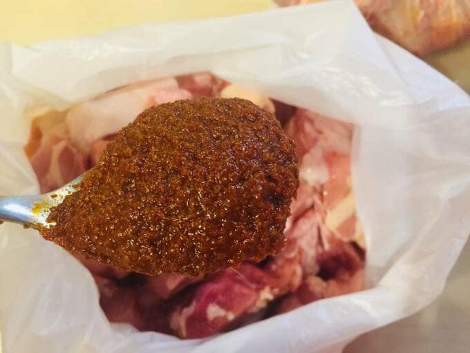 タンドリーチキンを入れます