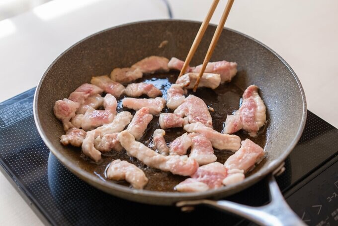 豚肉を炒める