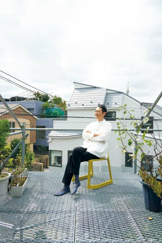 寝室から出られるテラスでくつろぐアンガールズの田中さん