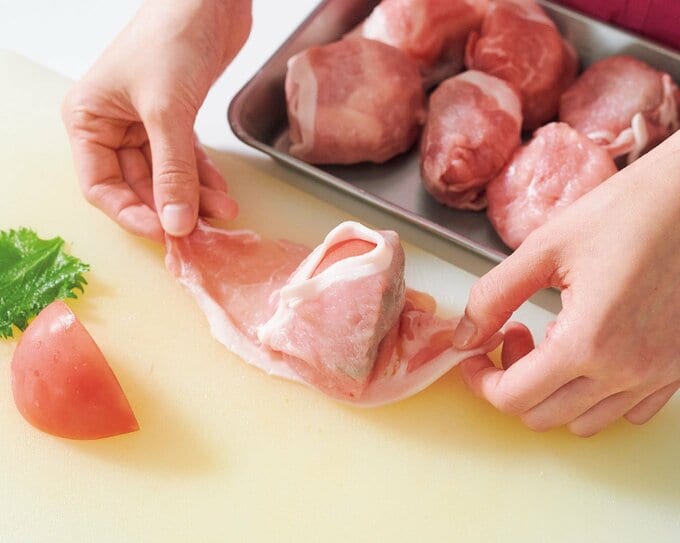 トマトを豚肉で巻く