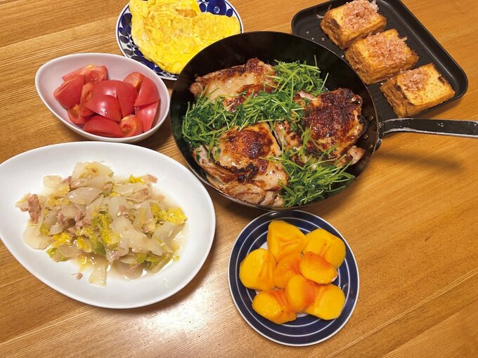 おかずがたくさん並んだ食卓の写真