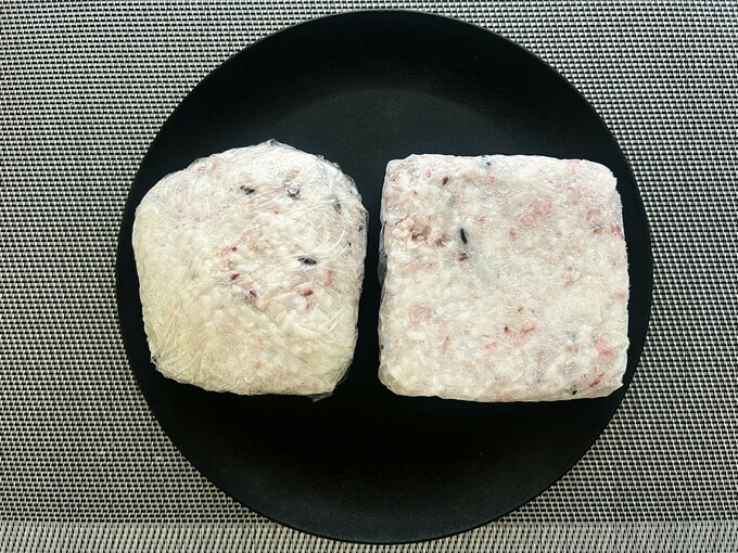 左:いつもの冷凍ご飯、右:「らくらくラップご飯」