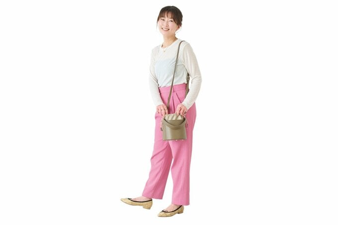 ショルダーバッグをかけて立つ女性