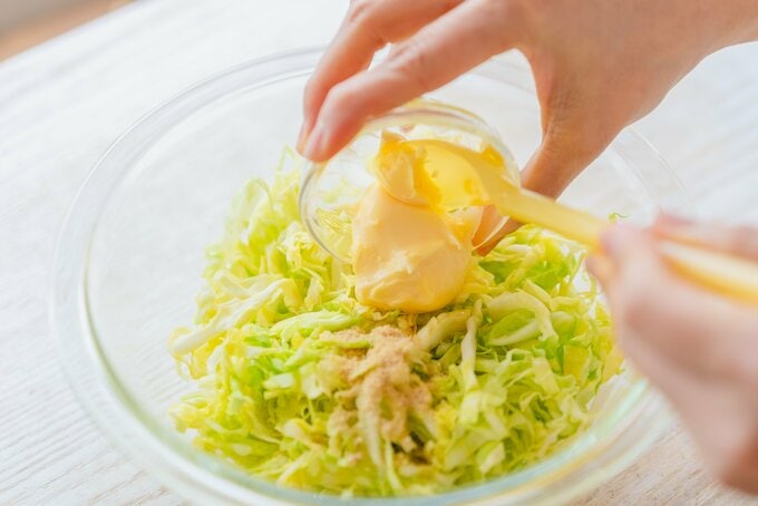 キャベツに調味料まぜる