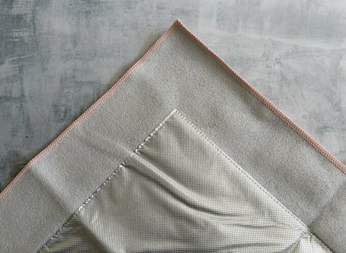 クロスの内側にはアルミフィルムが入っています