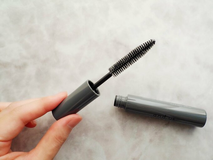 商品を手に持った写真