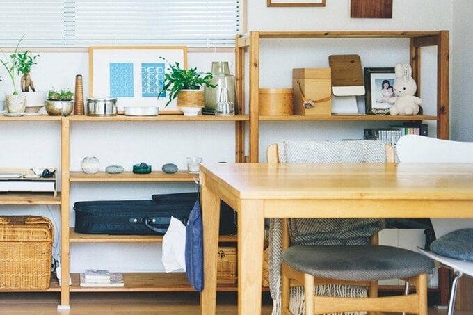 茶色やグリーンの雑貨やインテリアに囲まれた部屋