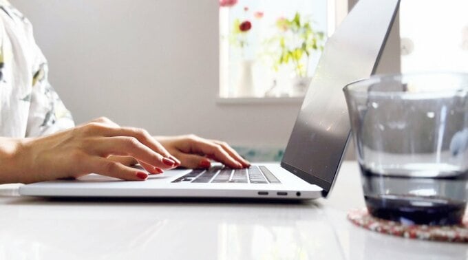 パソコンで動画作成をする様子