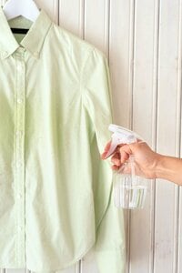 服のシワは、霧吹き後手で伸ばせばアイロンの手間なし!