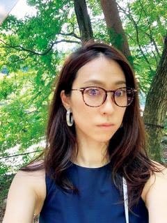 グリーンをバックに女性