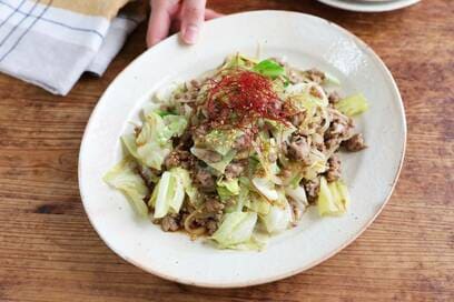 ひき肉を焼肉のタレで下味冷凍。キャベツと炒めるだけで絶品