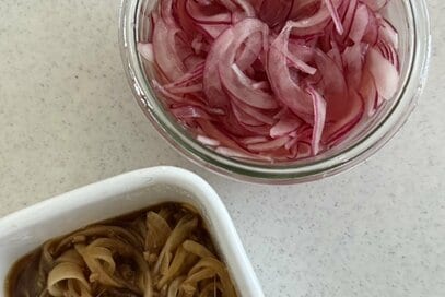 繰り返しつくる「タマネギ漬け」レシピ2種。50代モデルが常備、サラダやつけ合わせにも便利