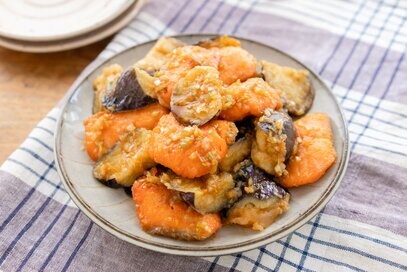 じゅわっとナスと鮭の揚げ焼き。さっぱりネギダレで、暑い日も食欲が爆発