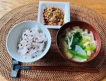 50代、“ほぼ”ひとり暮らしの「リアルな朝食」。ルールは決めず、インスタントも活用