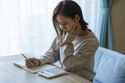 投資は早く始めた人が得する理由。iDeCoとNISAはどちらをやるべき？