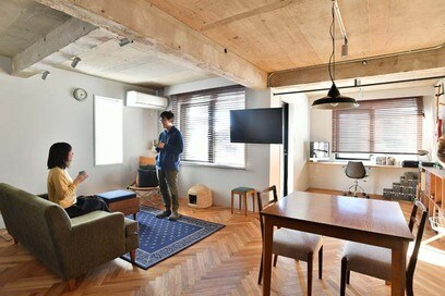 【マンションリノベ事例】工事費600万円で2LDKを1LDKに。クールな躯体現しにヘリンボーン床が似合う