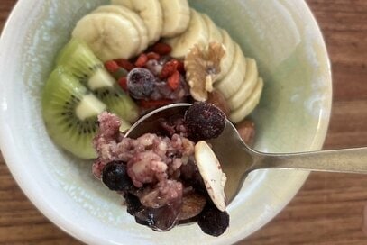 暑い日に繰り返しつくる「フルーツアイス」。砂糖は使わず、アサイーボウルにもできる