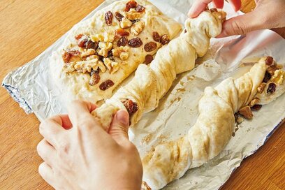 オーブントースターでつくる簡単パン。夜10分作業して朝焼くだけで、もちもち生地に