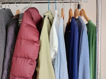 50代ミニマリスト「服は20着だけ」。捨てられない人のための3つのコツ