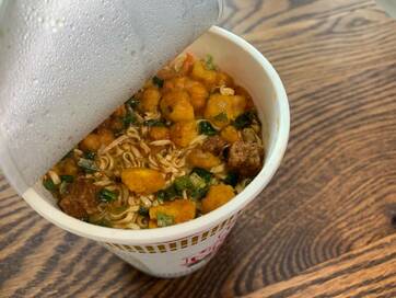 高タンパク低糖質のカップヌードルを食べてみた。満足感や背徳感は…？
